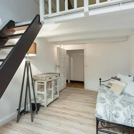 Typical 2 Bedrooms Apartment Old Town, 80M² Daire *