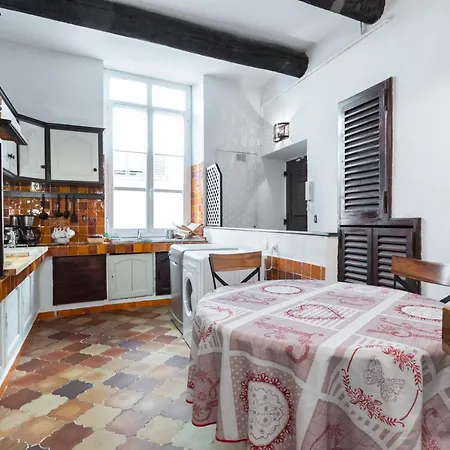 Daire Typical 2 Bedrooms Apartment Old Town, 80M²